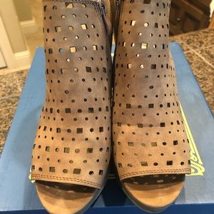 Women’s wedge shoes